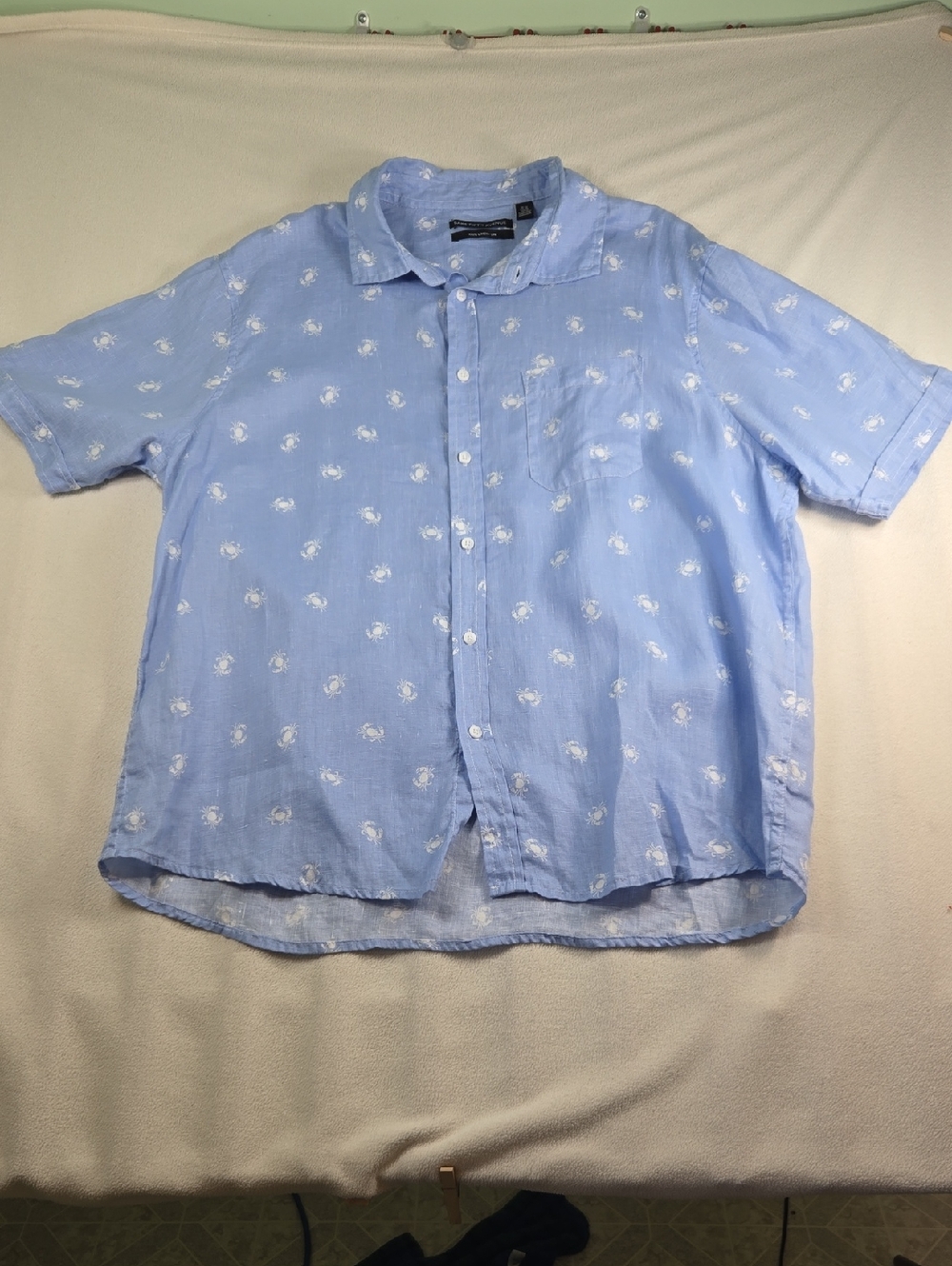 100% LinenSaks Fifth Avenue Light Blue Short-Sleeve Button-Down with White Crab